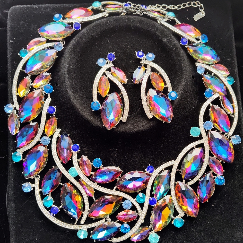 Costume jewelry necklace/earring set